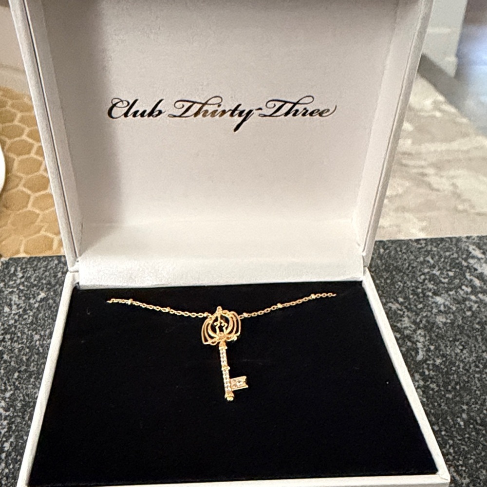 Exclusive club 33 Disney Gold Key Necklace